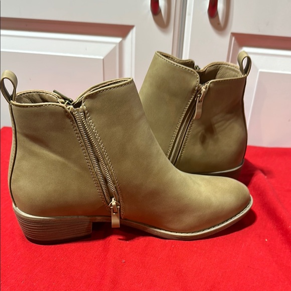 Jeossy Tan Ankle Boots & Booties with Side Zipper - Picture 5 of 9